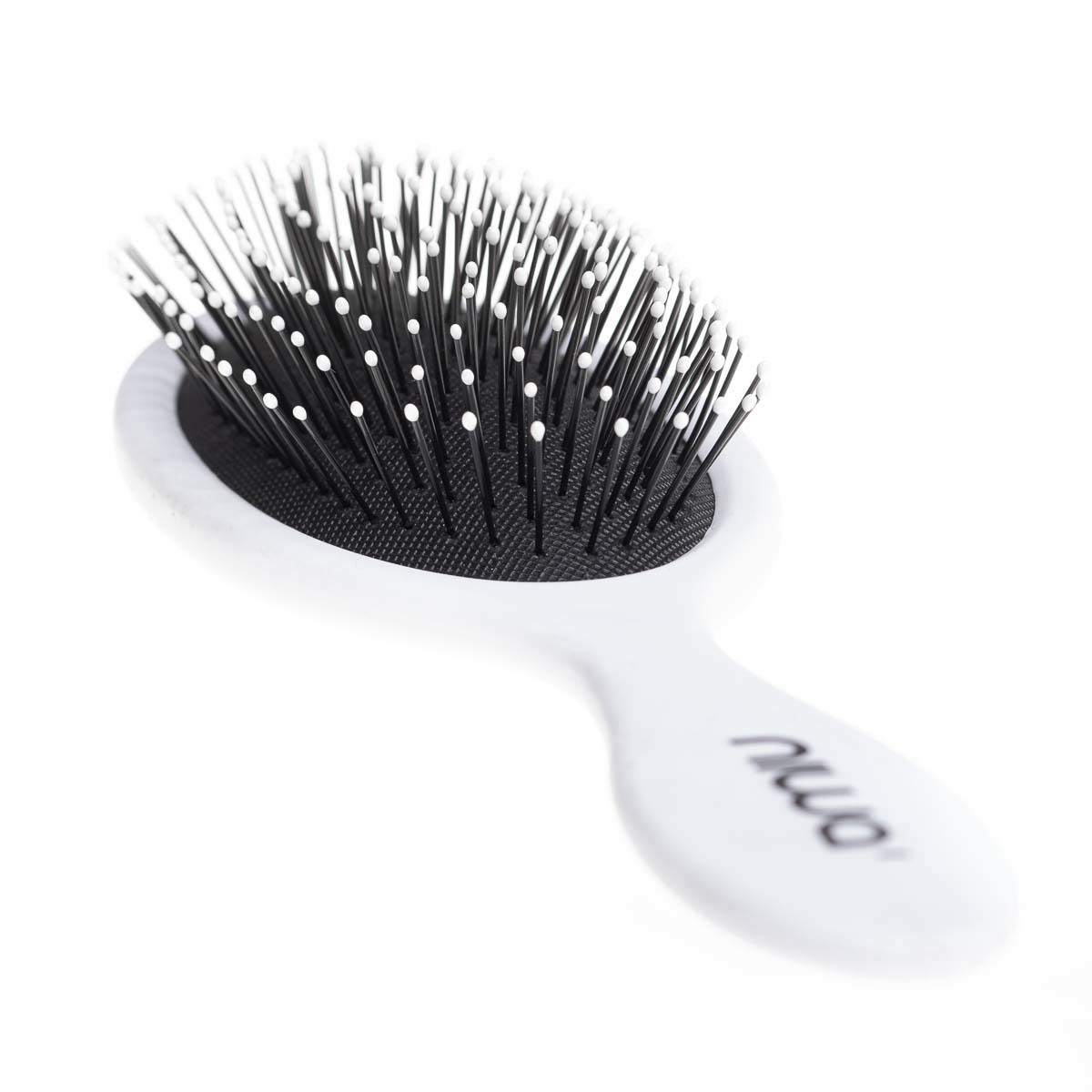 Sur keune.ch, découvrez la brosse NIWA 01, un outil de coiffure professionnel polyvalent. Elle permet de démêler facilement les cheveux mouillés ou secs tout en les préservant des dommages capillaires