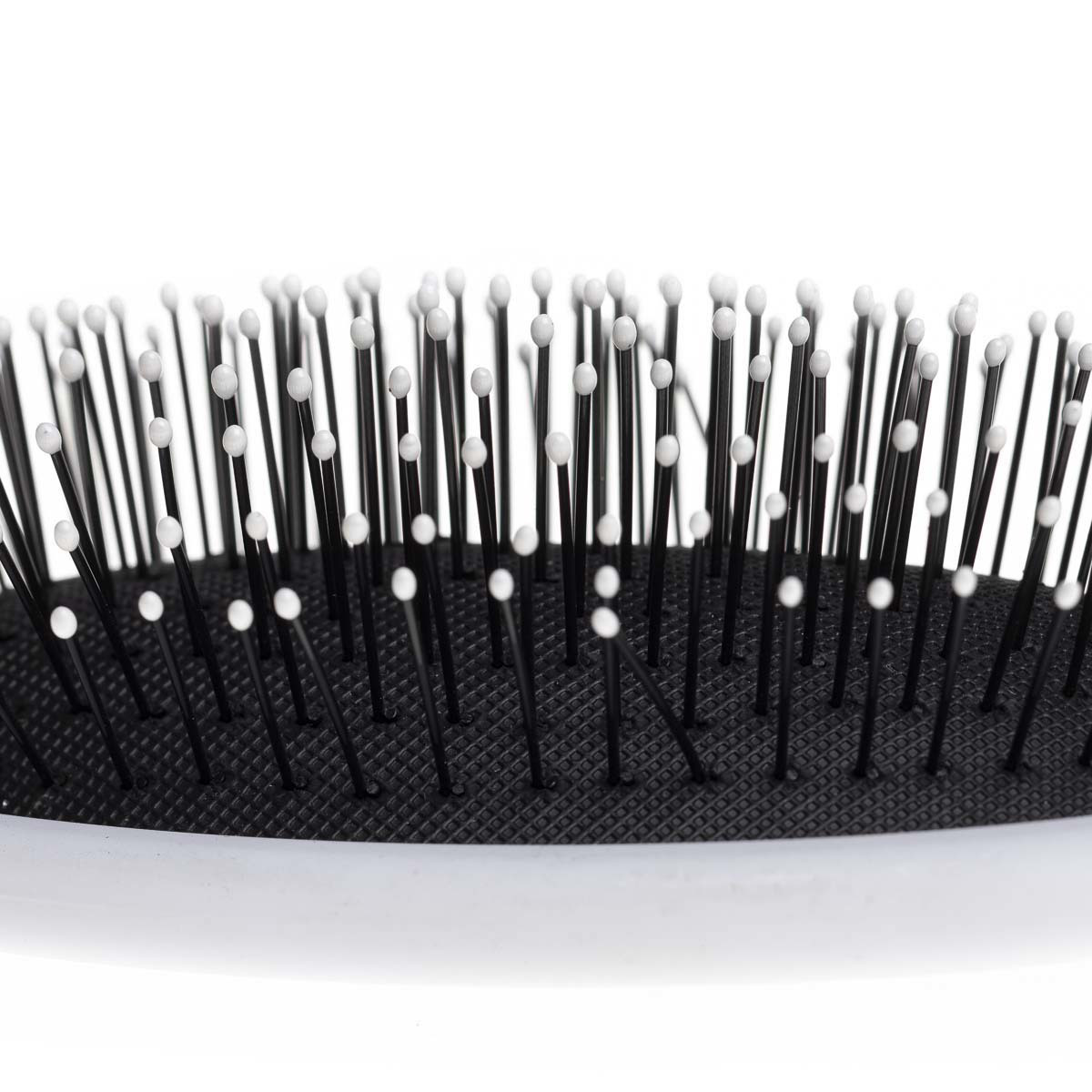 Sur keune.ch, vous trouverez la brosse NIWA 01, un outil polyvalent essentiel pour la coiffure professionnelle. Elle facilite le démêlage des cheveux tout en les protégeant des dommages.